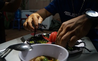 Ăn bọ cạp, đuông dừa sống được thưởng tiền triệu